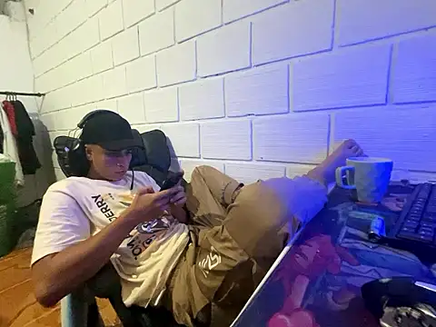 Max_TheHorseDick live sex cam