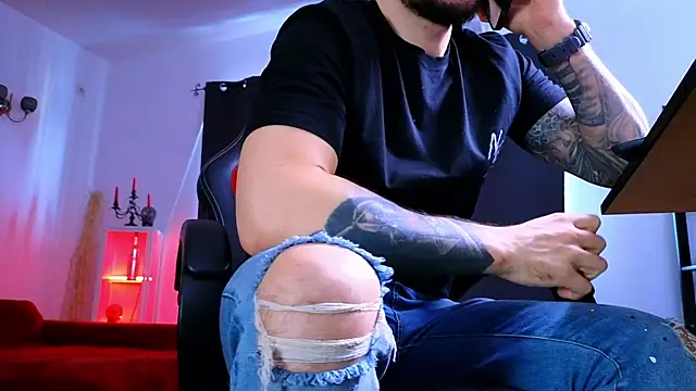 MightyAaron66 live sex cam