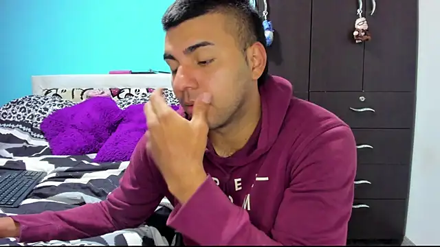 LazyandSniffer28 live sex cam