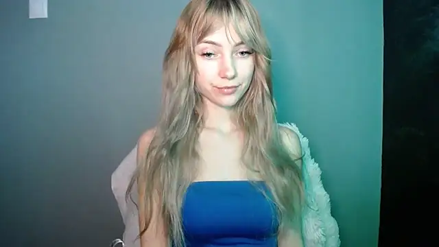 LuciaYoung live sex cam