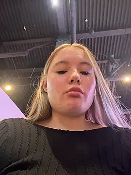 VineraSweet live sex cam