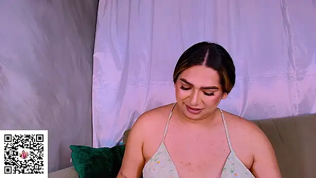 ISABELLASSMITH's Stripchat show and profile