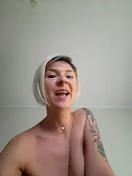 Raluca_Fr's cam snapshot