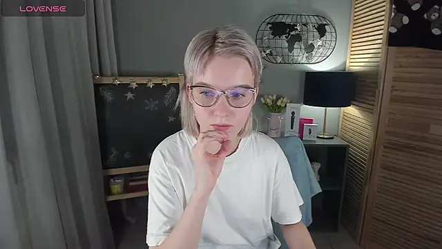 Madelaineses live sex cam