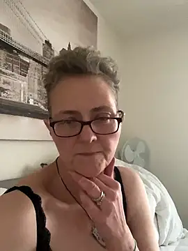 Curvy-Jinx live sex cam