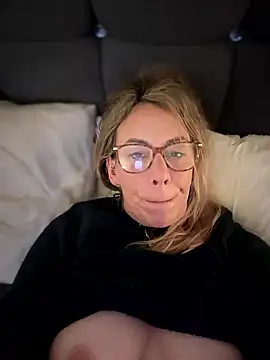 blondebitch2 live sex cam