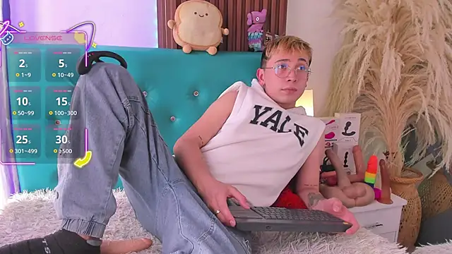 Naughty__Chriss's cam snapshot