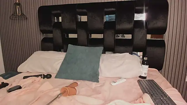 NhoanBrunette live sex cam