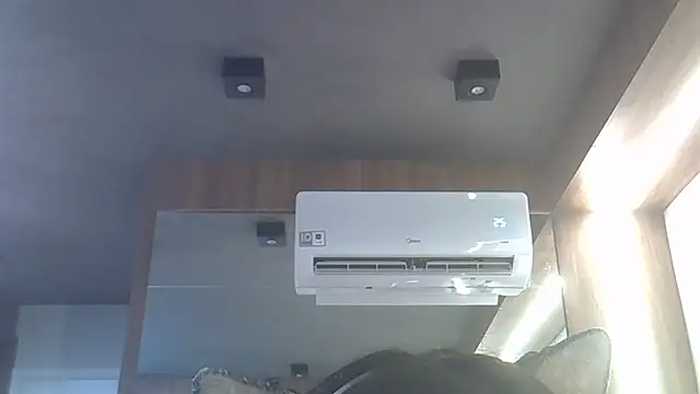 SkinnyKitten live sex cam