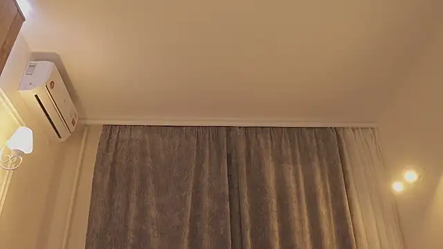 MiaThaine live sex cam