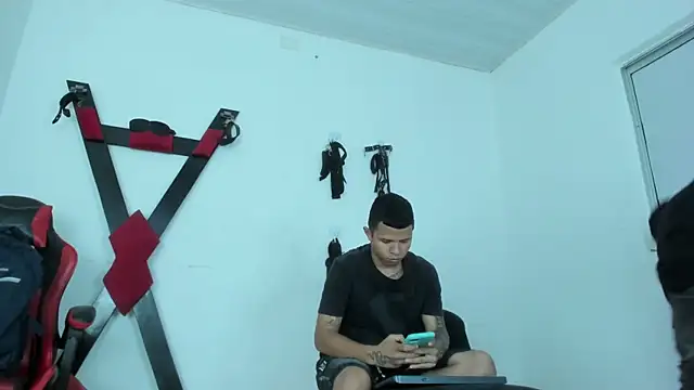 LatinsGuys18's cam snapshot