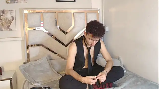 Curlystartt live sex cam