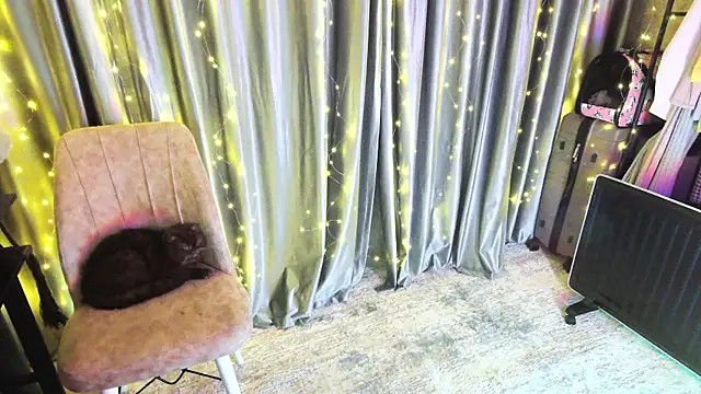 Emilia_Secrets's cam snapshot