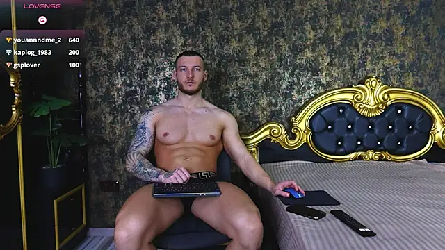 AaronMuscle live sex cam