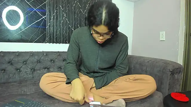 Queensoffie live sex cam