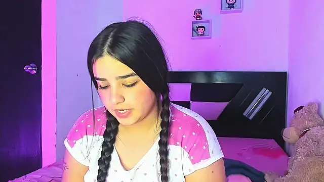 Babyhoney18 live sex cam