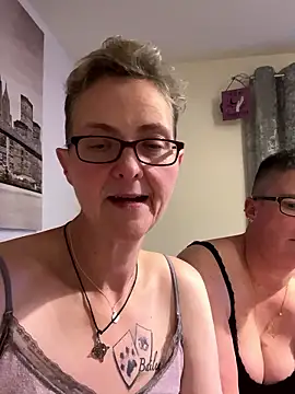 Curvy-Jinx live sex cam