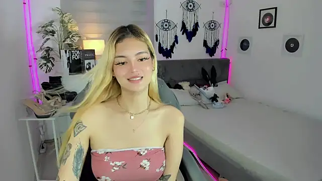 AlexandraMooree live sex cam
