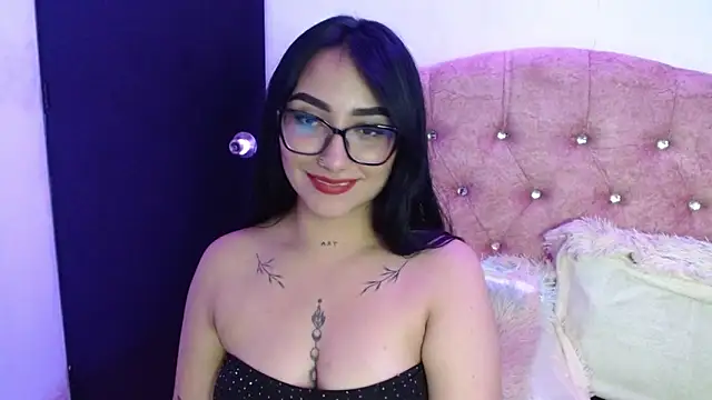 SeleneMore live sex cam