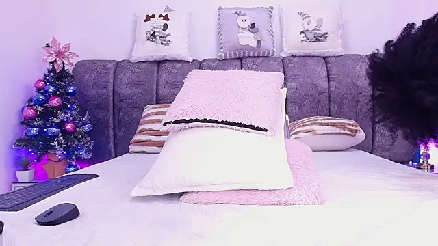 naia_blessed's cam snapshot