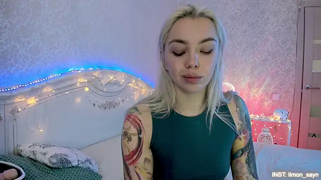 LillyMoure_'s cam snapshot