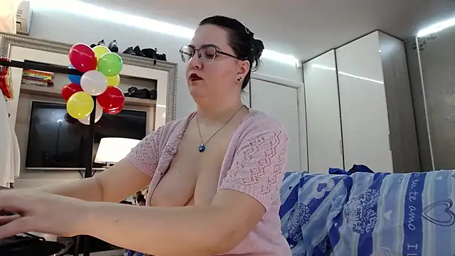 ILoveToFeelU's cam snapshot