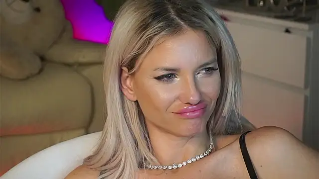 SweetBlondy35 live sex cam