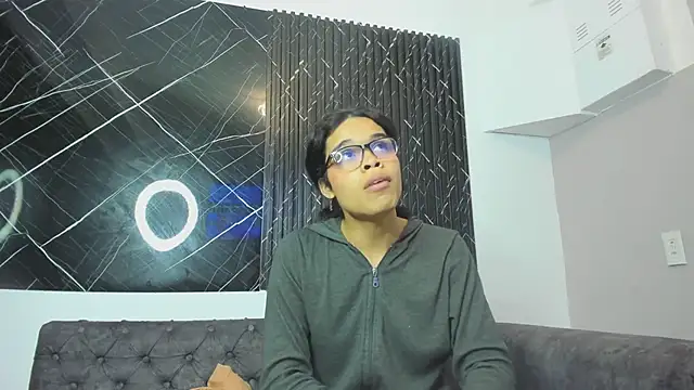 Queensoffie live sex cam