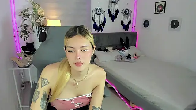 AlexandraMooree live sex cam