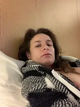 GoldenPussy1329 live sex cam