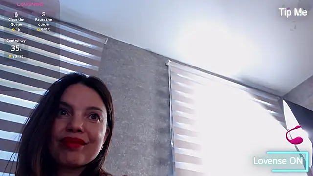 LillySquirtShot live sex cam