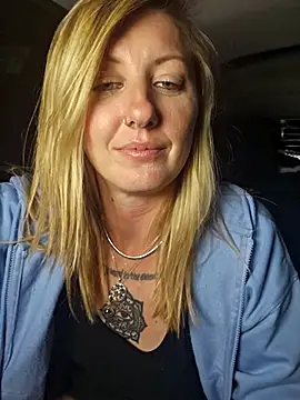 SheIsSomething live sex cam