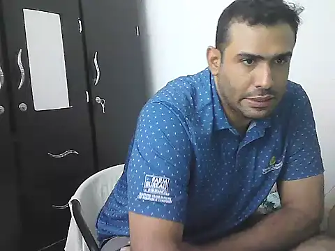 AlphaLatinoBear live sex cam