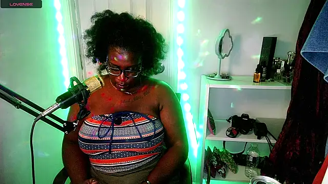 lovelyenigma365's cam snapshot