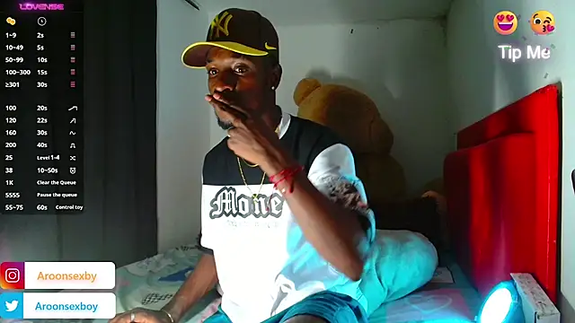 Aroonsexyboy live sex cam