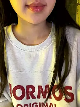 Uyennii02 live sex cam