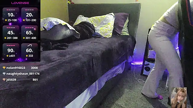 Blondiewithanass live sex cam