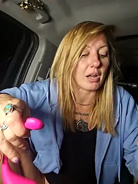 SheIsSomething live sex cam