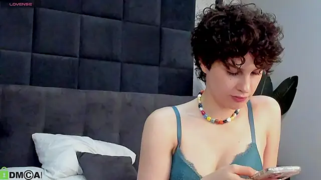 Adeline_Perle's cam snapshot