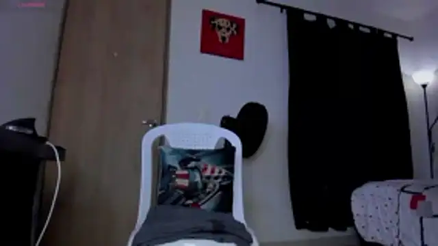 Cloudy_pigDude live sex cam