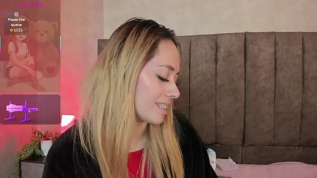 LanaMills_'s cam snapshot