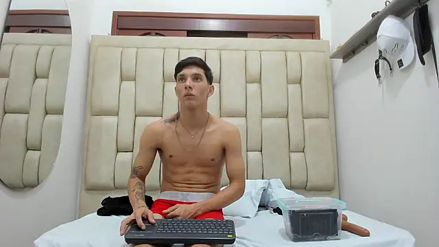 ZafiroAndFlynn live sex cam