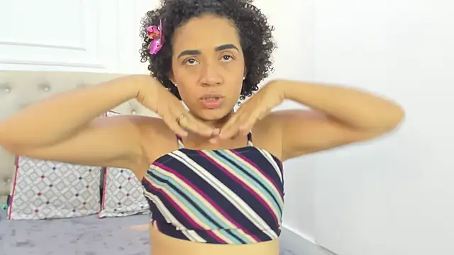 charlotte_dante212's cam snapshot