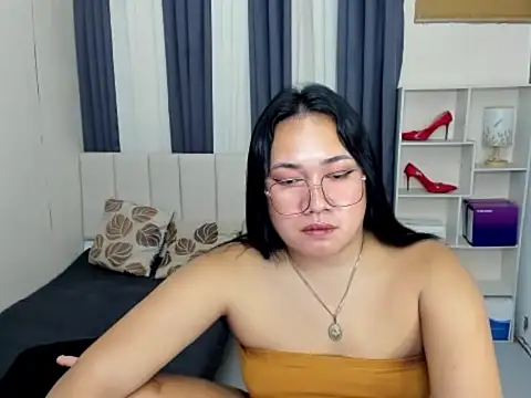 TsUncutKaren live sex cam