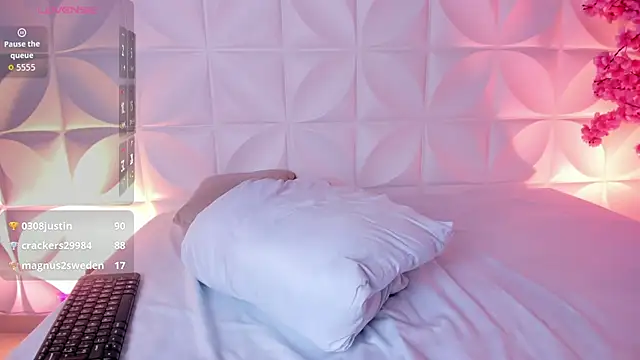 lindaa_natashaa_'s cam snapshot