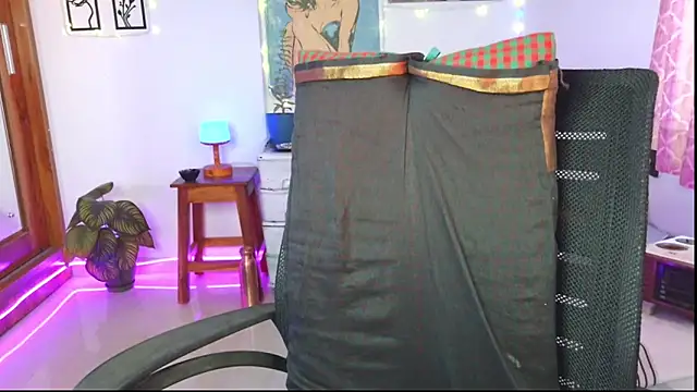 Saloni9's cam snapshot