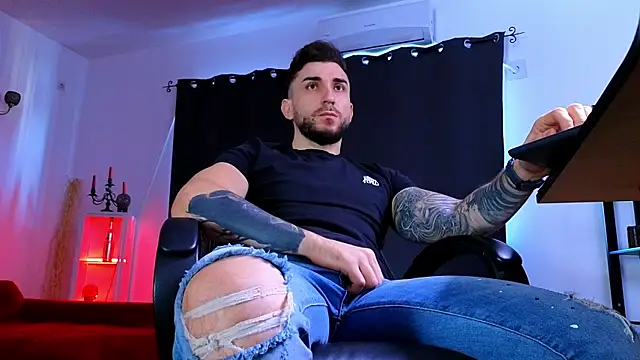 MightyAaron66 live sex cam