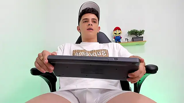 Mikecooper live sex cam