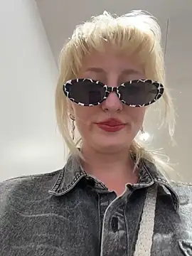 RonnieKiss live sex cam