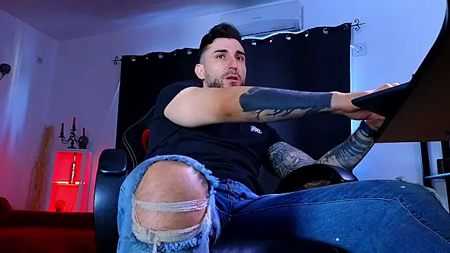 MightyAaron66 live sex cam